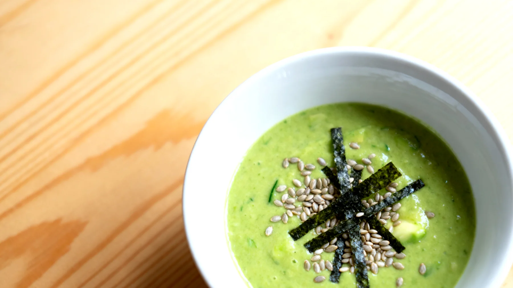 Avocado-Gurken-Suppe mit Hanfsamen und Nori-Algen"