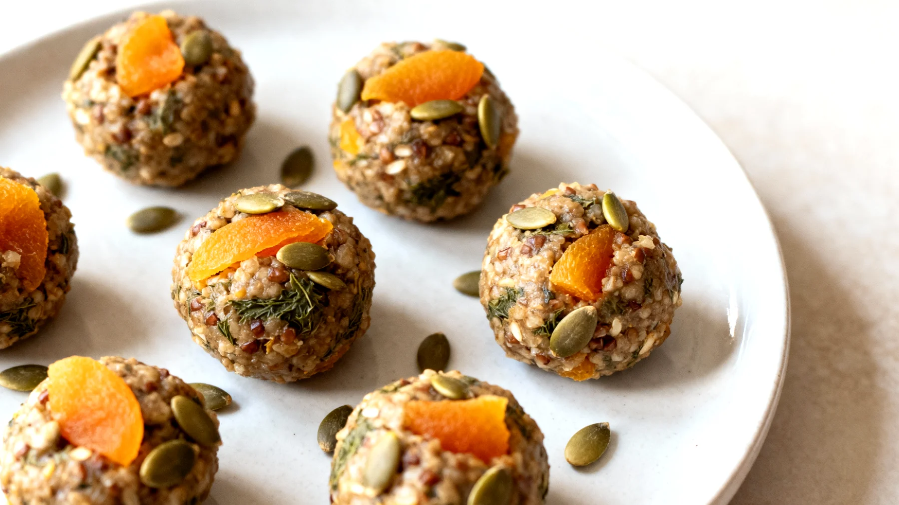 Brennnessel-Buchweizen-Energiebällchen mit Aprikosen und Kürbiskernen"