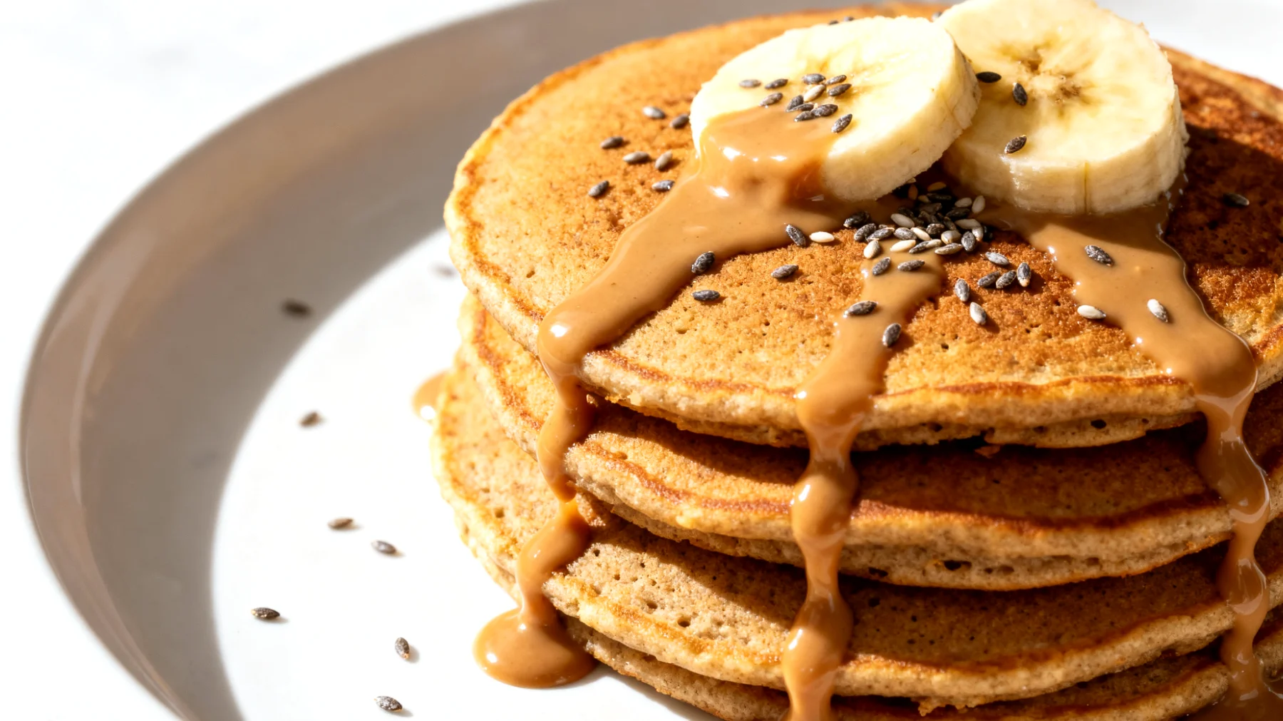 Buchweizen-Bananen-Pancakes mit Mandelbutter und Chiasamen"