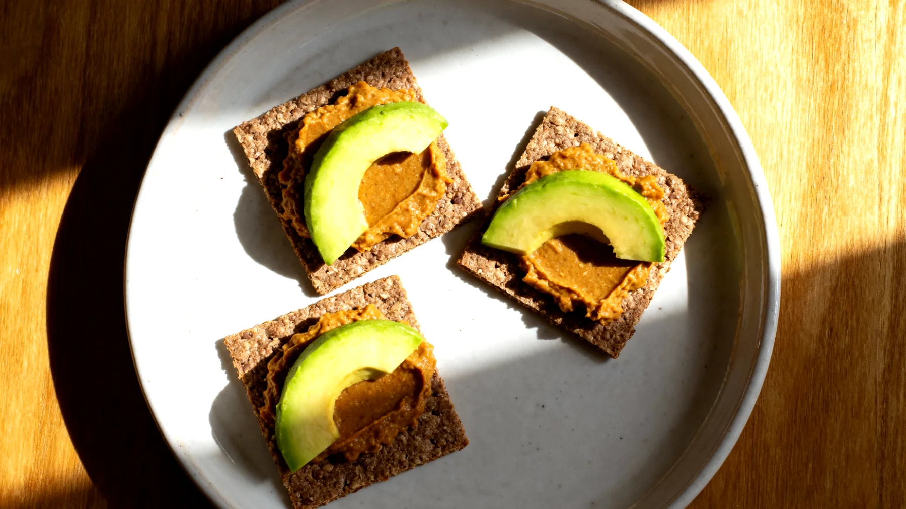 Buchweizen-Cracker mit Miso-Paste und Avocado"