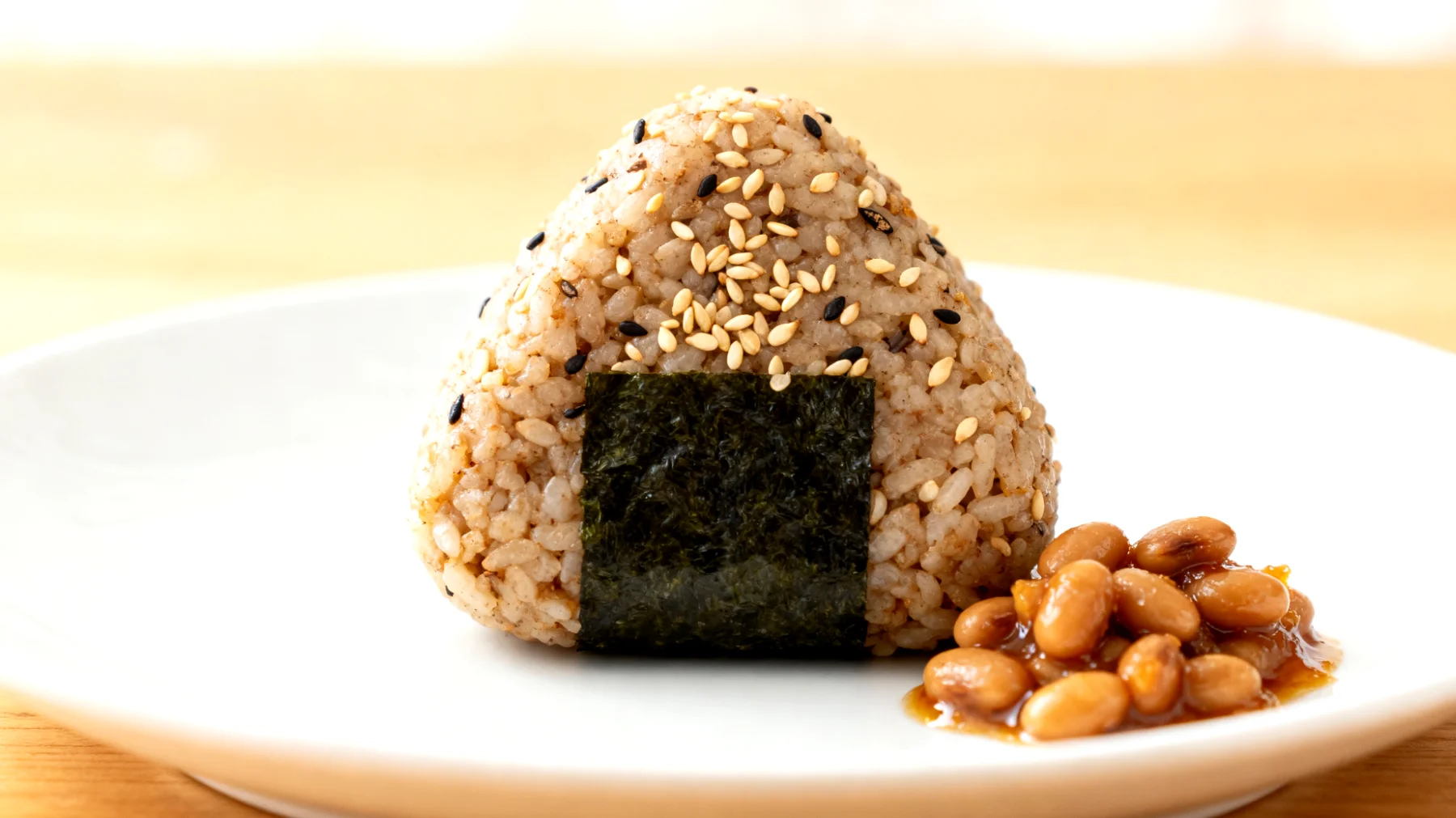 Buchweizen-Nori-Onigiri mit Sesam und fermentierten Bohnen (Natto)"