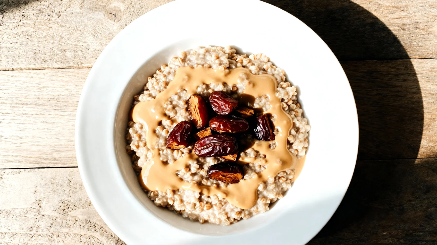 Buchweizen-Porridge mit Tahini und Datteln"