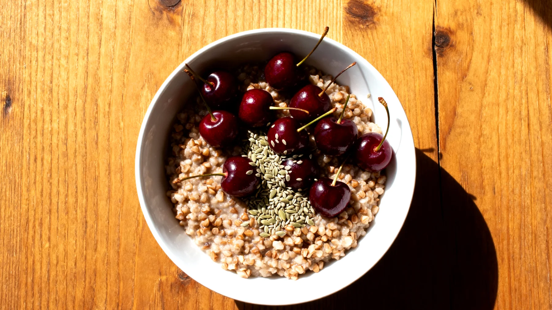 Buchweizenbrei mit Sauerkirschen und Hanfsamen"