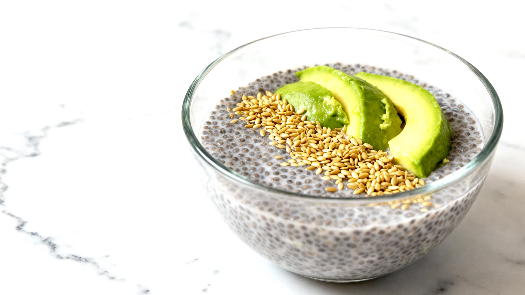 Chiasamen-Pudding mit Hanfsamen und Avocado"