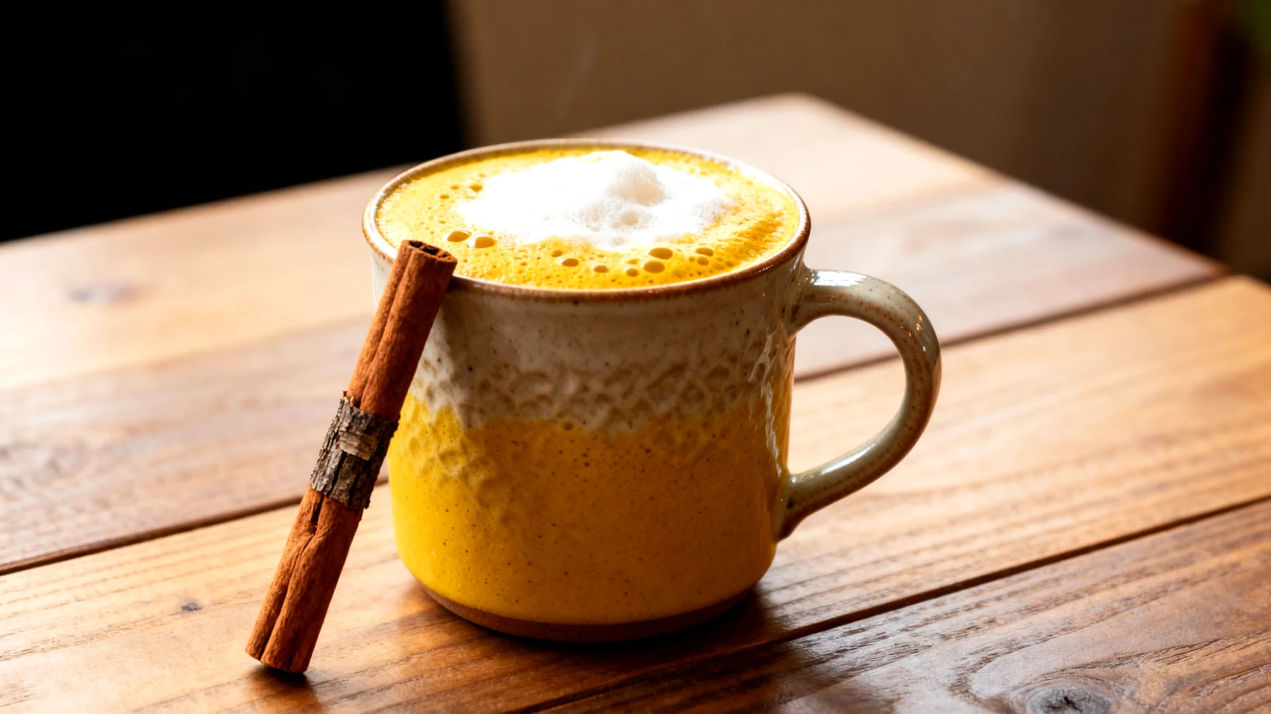 Goldene Milch mit Ashwagandha und Mandelmilch"