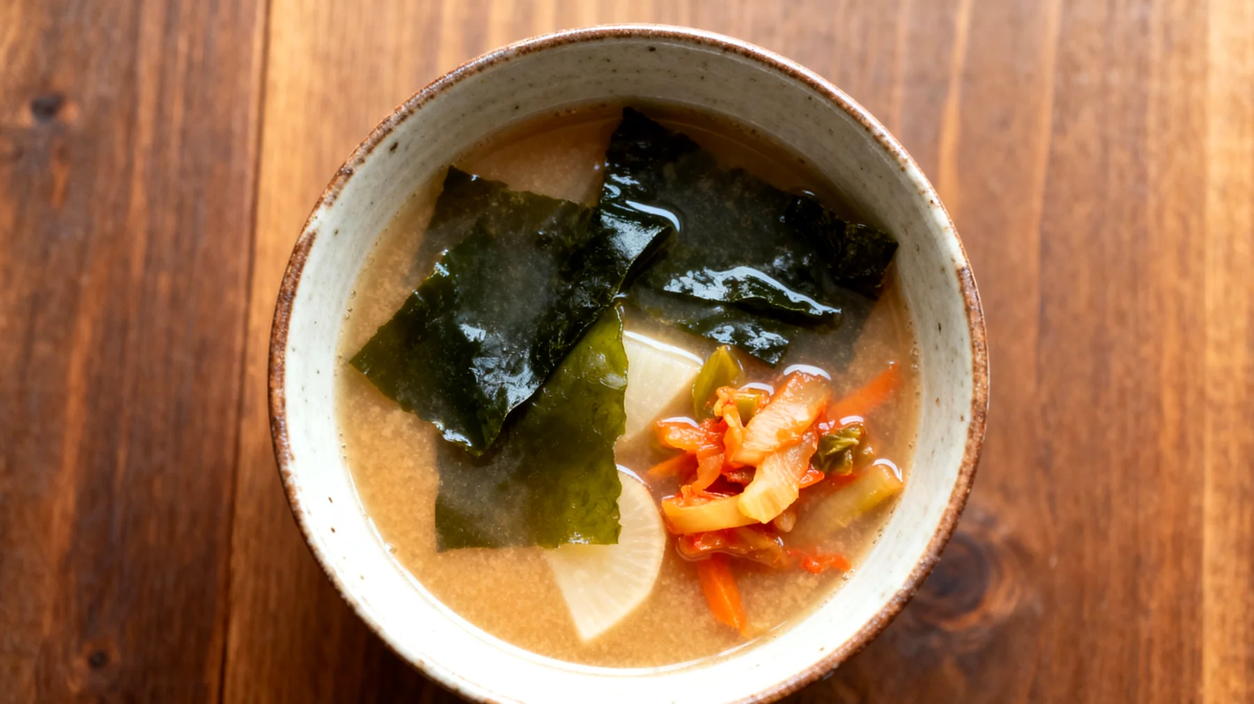 Miso-Suppe mit Algen (Wakame) und fermentiertem Gemüse"