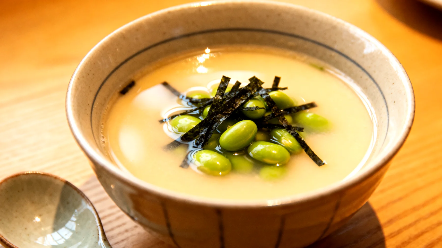 Miso-Suppe mit Wakame-Algen und Edamame"