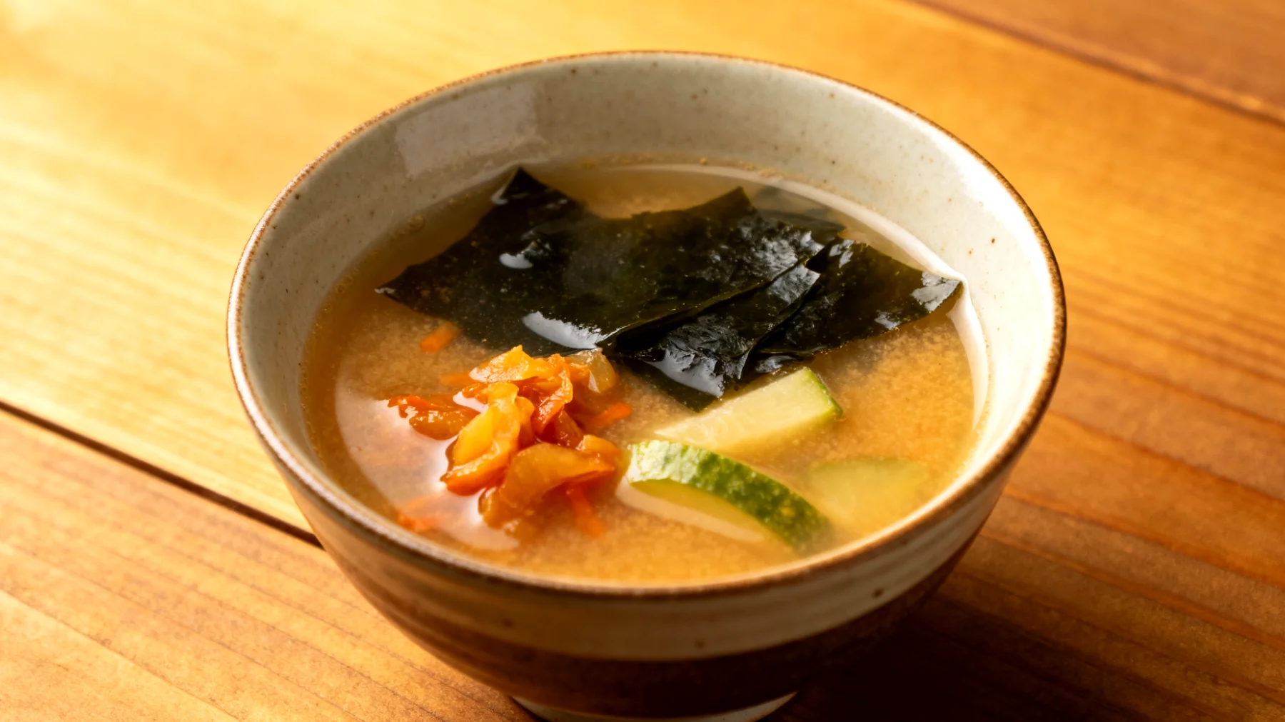 Miso-Suppe mit Wakame-Algen und fermentiertem Gemüse"