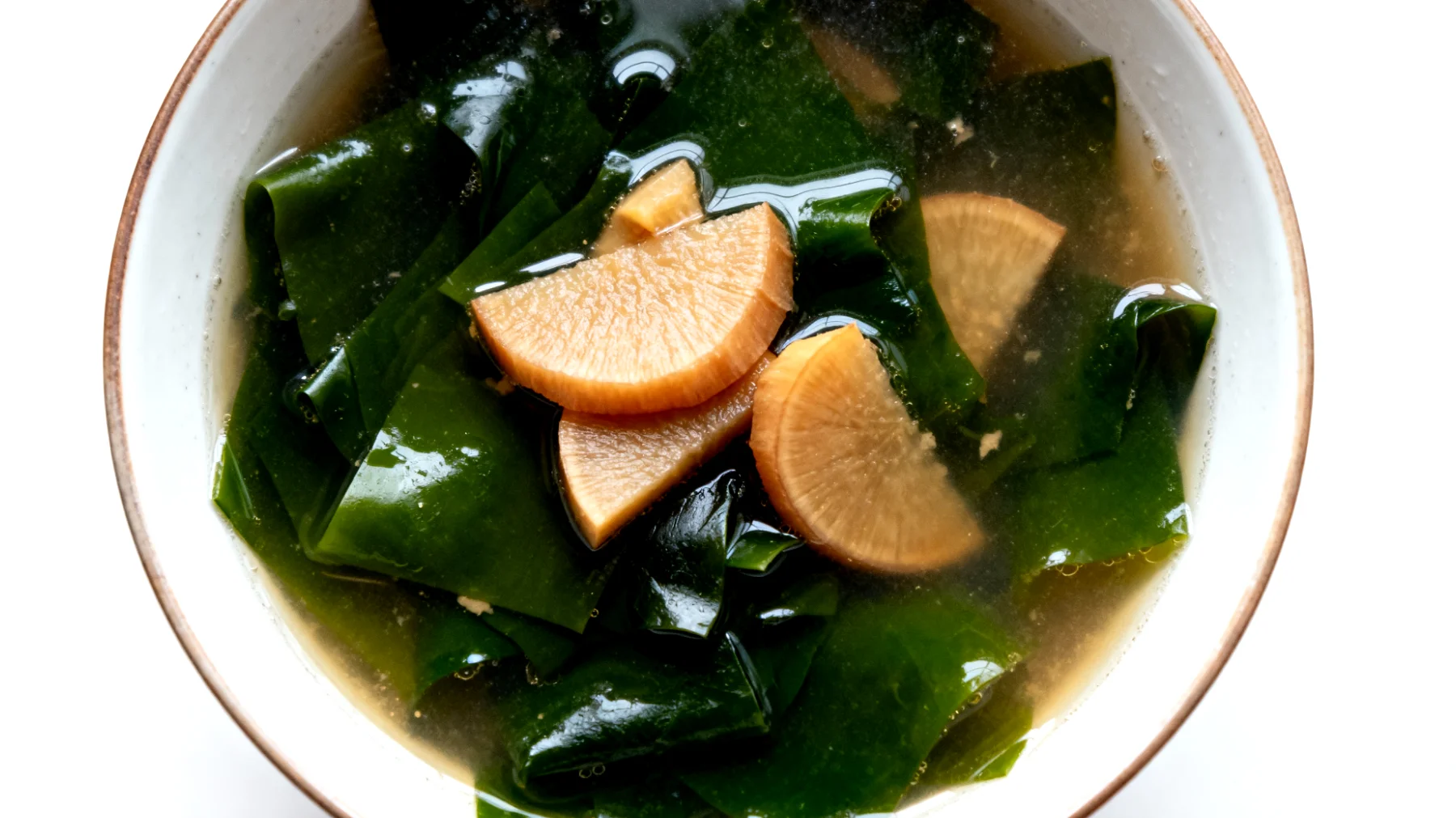 Miso-Suppe mit Wakame-Algen und fermentierten Rüben"