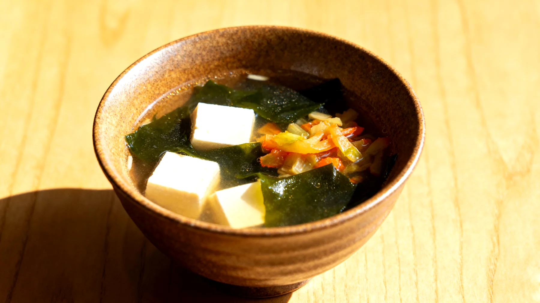 Miso-Suppe mit Wakame-Algen, Seidentofu und fermentiertem Gemüse"
