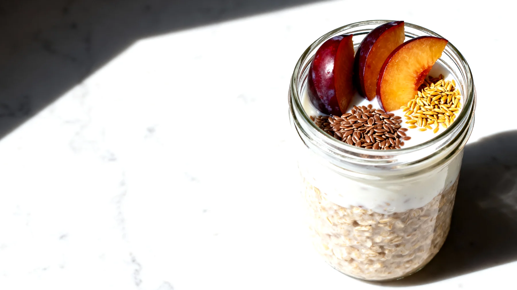 Overnight Oats mit Leinsamen, Pflaumen und Kefir"