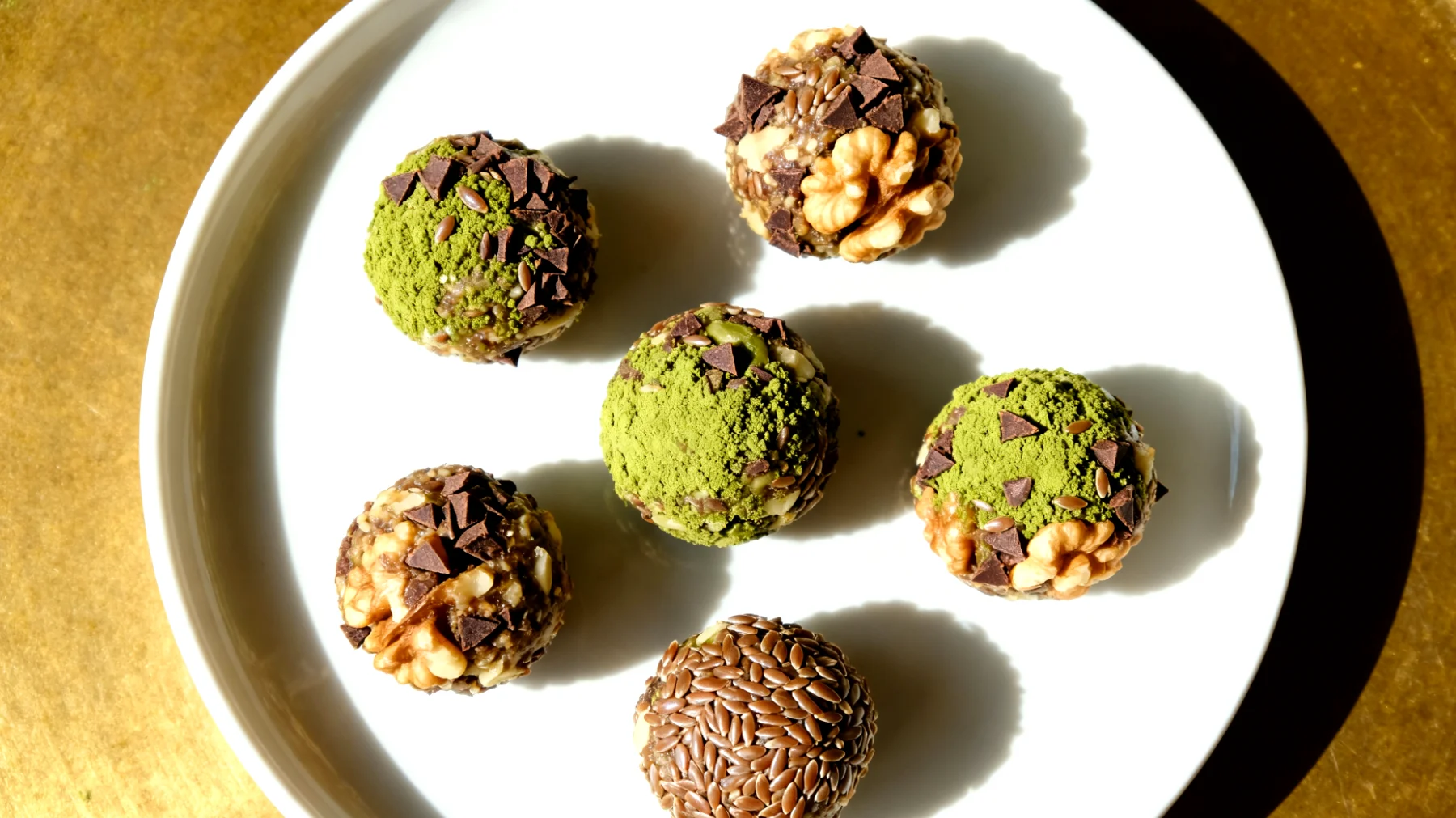 Walnuss-Kakao-Nibs-Energiekugeln mit Matcha und Leinsamen"