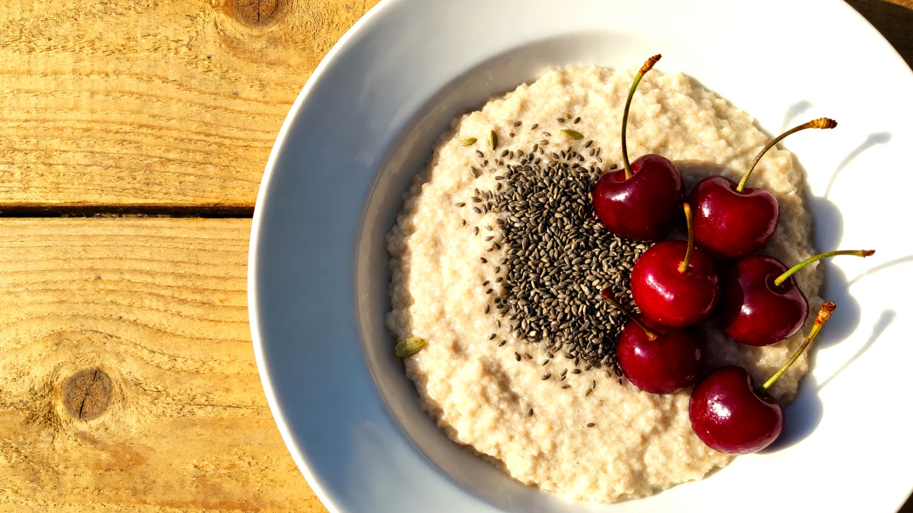 Amaranth-Porridge mit Hanfsamen und Sauerkirschen"