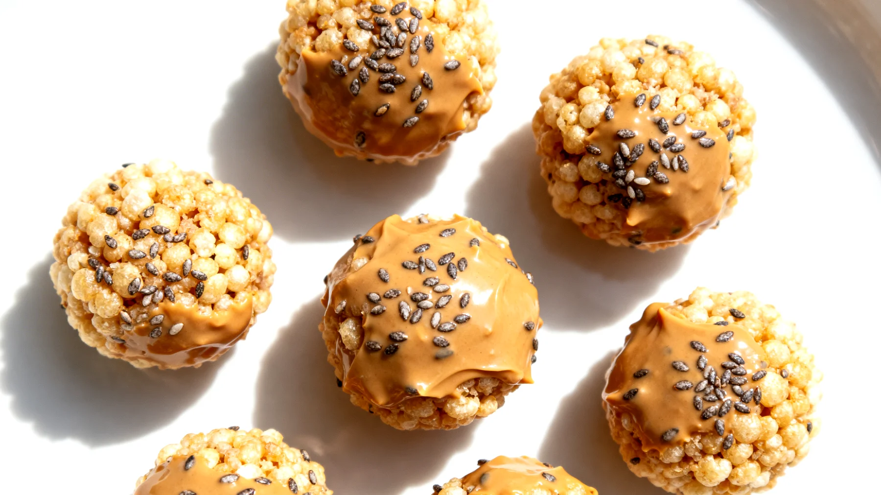 Amaranth-Puffbällchen mit Mandelmus und Chiasamen"