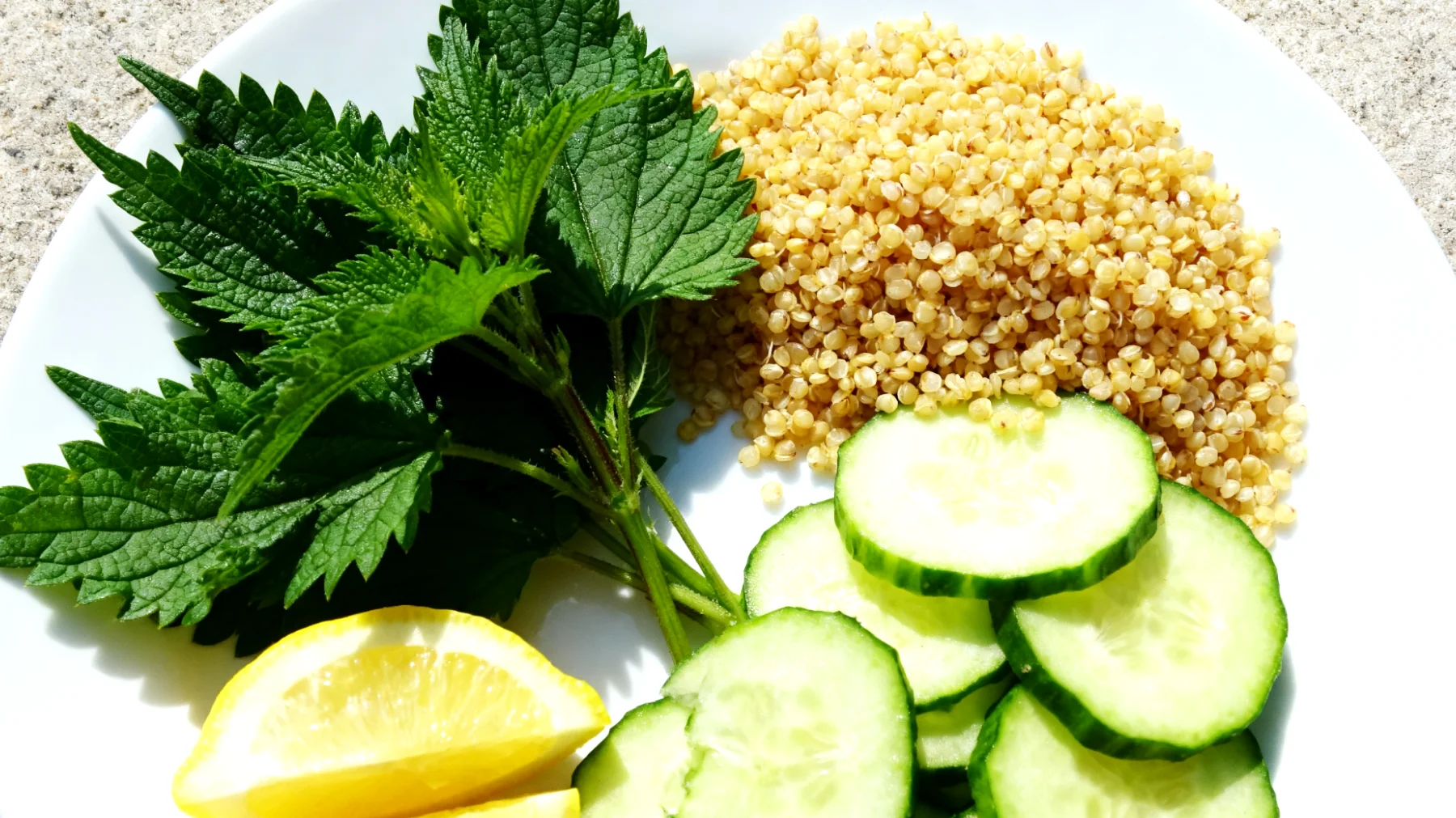 Brennnessel-Hirse-Salat mit Gurke und Zitrone"
