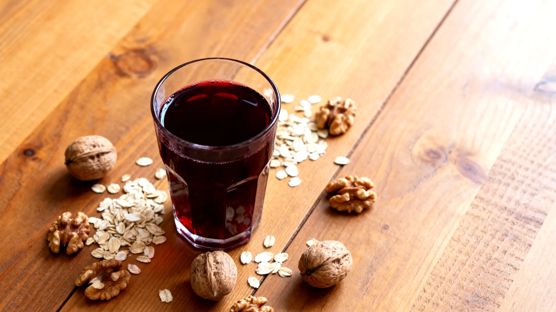 Sauerkirschsaft mit Walnüssen und Haferflocken"